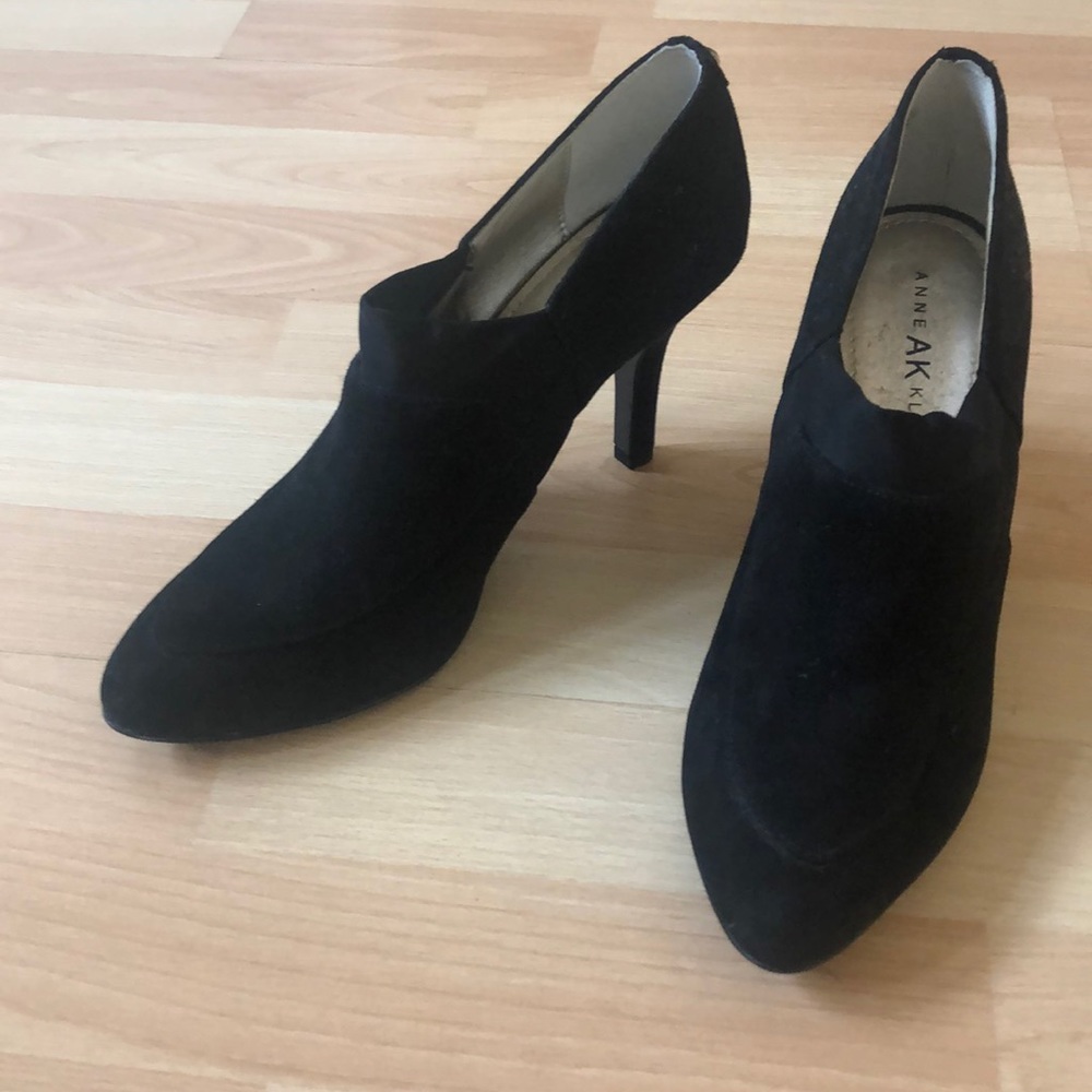 Black Pointed Toe Pumps